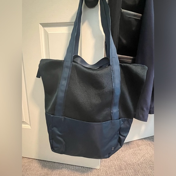 🍋 Lululemon EUC Hot Mesh Tote (30L) in Jaded - Picture 5 of 10